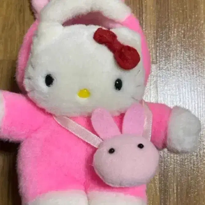 [BUNJANG] (이번달만할인!)산리오 고전 정품 헬로키티 핑크 토끼탈 인형 / (이번달만이가격!)산리오 고전 정품 헬로키티 핑크 토끼탈 인형