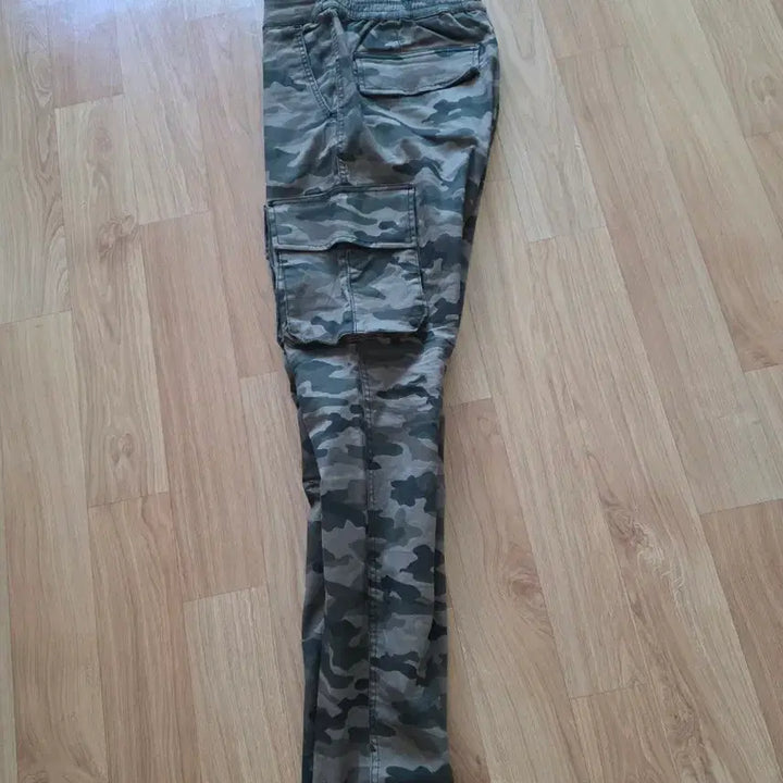 [SOLD OUT] H&amp;M  카모플라쥬 패턴 카고 팬츠예요(춘하용)35