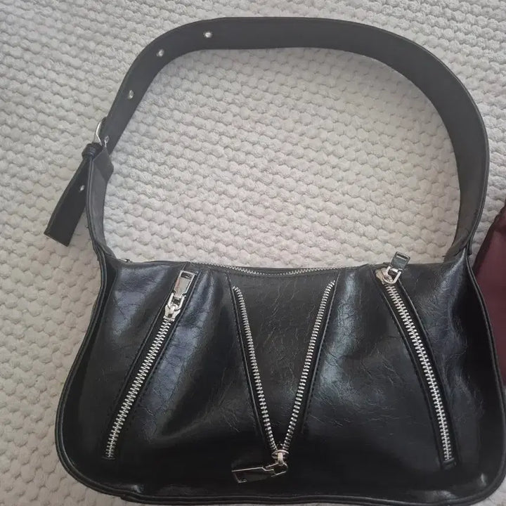 [BUNJANG] Black Zipper Point Shoulder Bag / 블랙 지퍼 포인트 숄더백