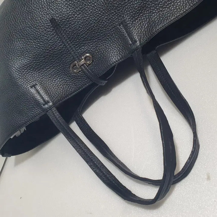 [SOLD OUT] 정품이고 ㅡ페라가모 ㅡ은장.가죽.숄더백