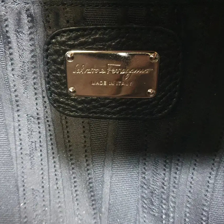 [SOLD OUT] 정품이고 ㅡ페라가모 ㅡ은장.가죽.숄더백
