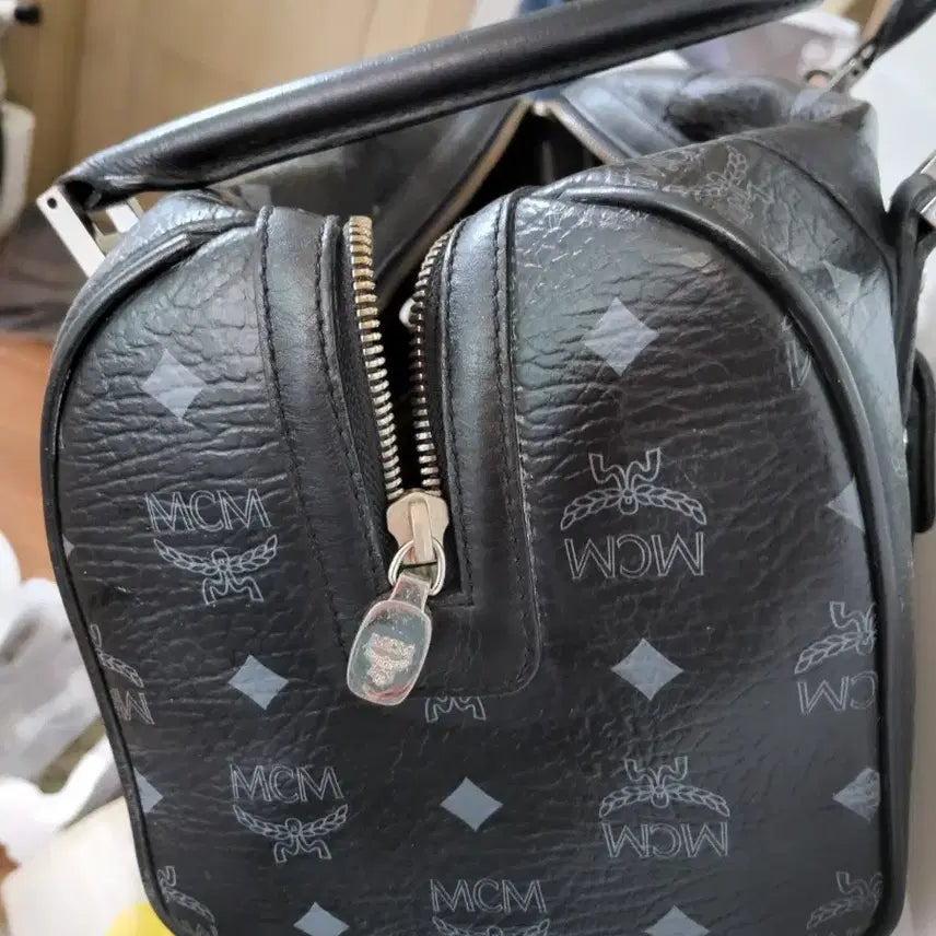 [BUNJANG] MCM 블랙 보스턴백 가방 참 장식 포함 / MCM 블랙 보스턴백 가방 참 장식 포함