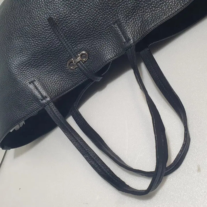 [SOLD OUT] 정품 ㅡ페라가모 ㅡ은장. 가죽 숄더백