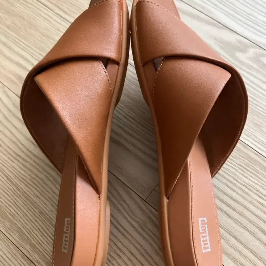 [BUNJANG] Fitflop Brown Leather Cross Slides / 핏플랍 브라운 레더 크로스 슬라이드