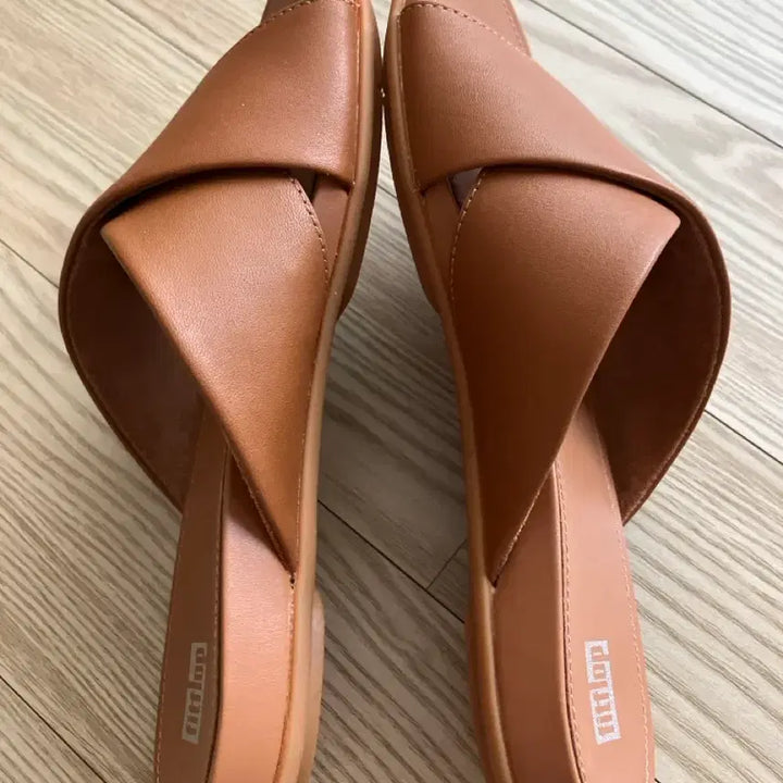 [BUNJANG] Fitflop Brown Leather Cross Slides / 핏플랍 브라운 레더 크로스 슬라이드