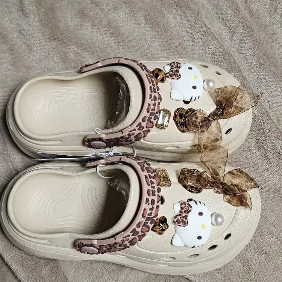 [BUNJANG] Kitty Ribbon Crocs Style Slippers / 키티 리본 장식 크록스 스타일 슬리퍼