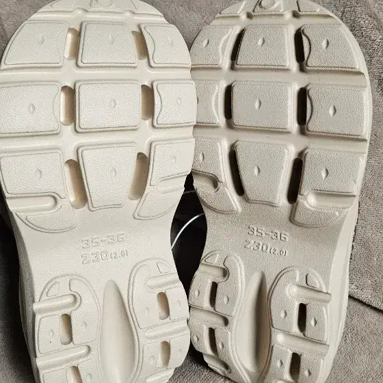 [BUNJANG] Kitty Ribbon Crocs Style Slippers / 키티 리본 장식 크록스 스타일 슬리퍼