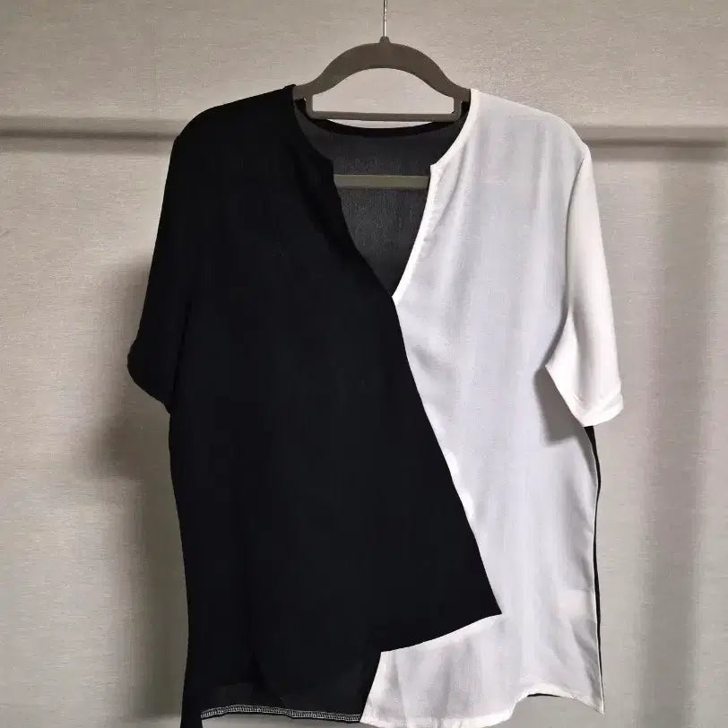 [SOLD OUT] 새옷 프리) 블랙/화이트 배색 브이넥 블라우스