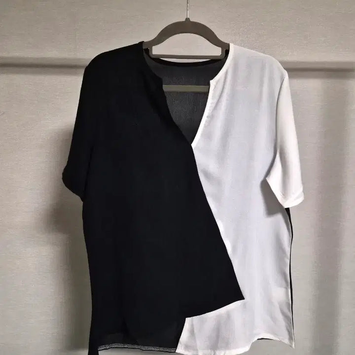 [SOLD OUT] 새옷 프리) 블랙/화이트 배색 브이넥 블라우스