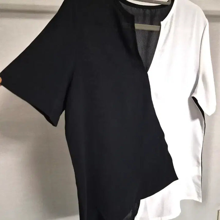 [SOLD OUT] 새옷 프리) 블랙/화이트 배색 브이넥 블라우스