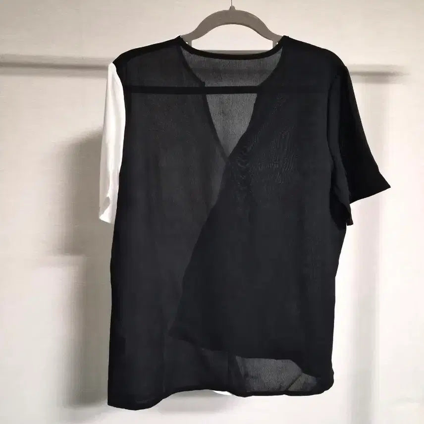 [SOLD OUT] 새옷 프리) 블랙/화이트 배색 브이넥 블라우스