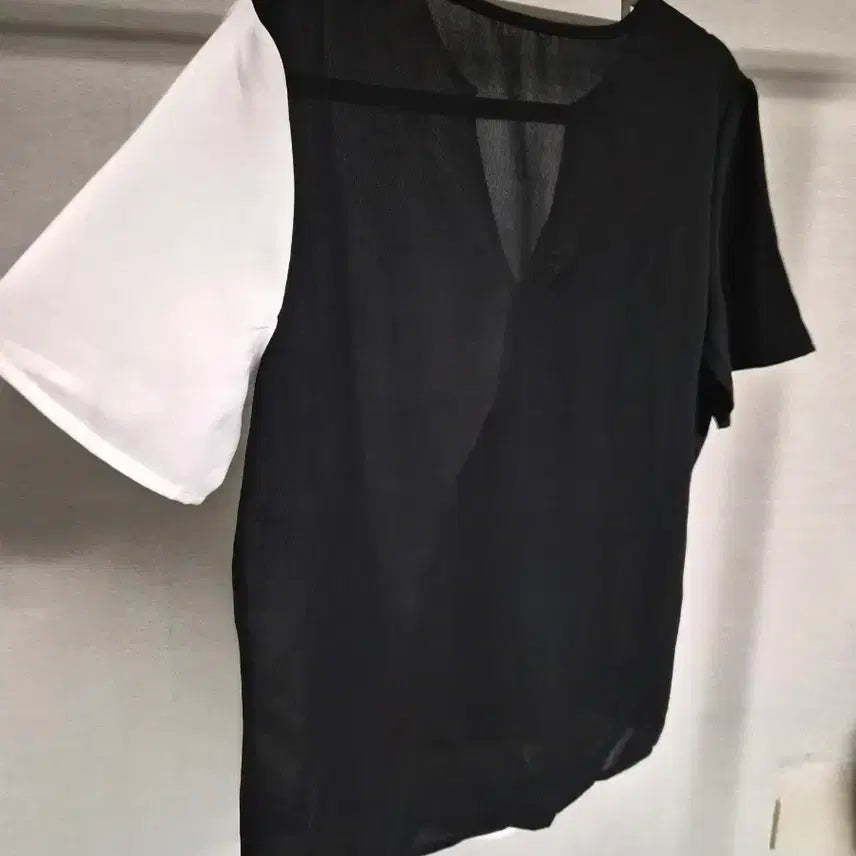 [SOLD OUT] 새옷 프리) 블랙/화이트 배색 브이넥 블라우스