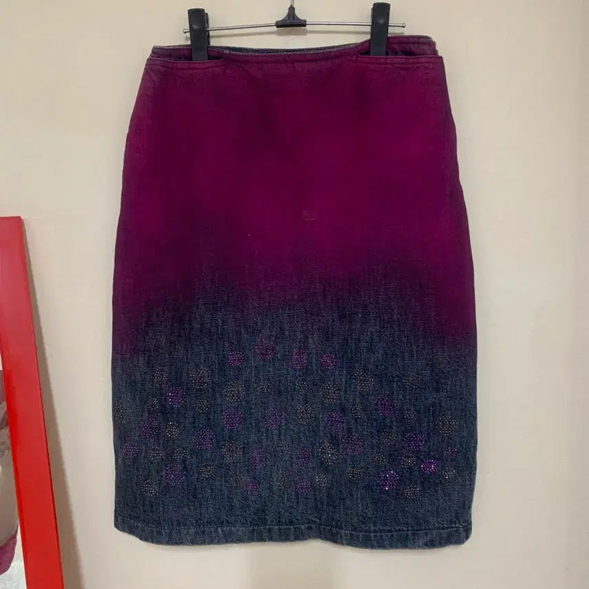 [BUNJANG] Fendi Denim Midi Skirt with Stone Embellishments / 펜디데님스커트보라색 그라데이션 스톤 장식 55사이즈 아주깨끗하구요 흠없어