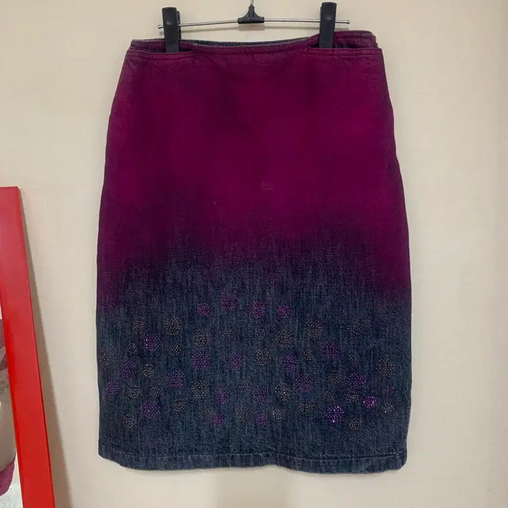 [BUNJANG] Fendi Denim Midi Skirt with Stone Embellishments / 펜디데님스커트보라색 그라데이션 스톤 장식 55사이즈 아주깨끗하구요 흠없어