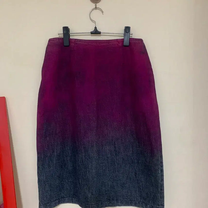 [BUNJANG] Fendi Denim Midi Skirt with Stone Embellishments / 펜디데님스커트보라색 그라데이션 스톤 장식 55사이즈 아주깨끗하구요 흠없어
