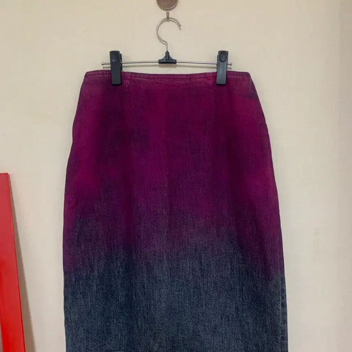 [BUNJANG] Fendi Denim Midi Skirt with Stone Embellishments / 펜디데님스커트보라색 그라데이션 스톤 장식 55사이즈 아주깨끗하구요 흠없어
