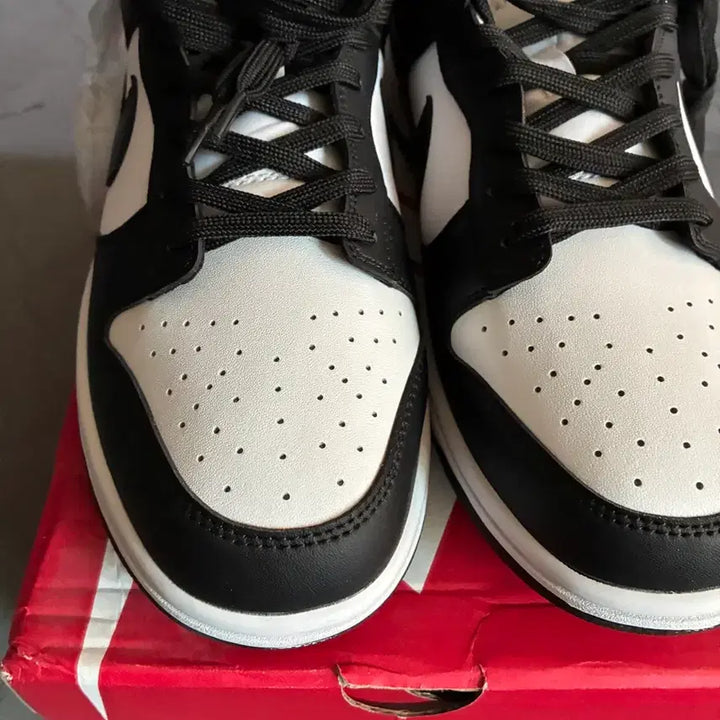 [BUNJANG] Nike Dunk Low Retro White Black Sneakers / 나이키 덩크 로우 레트로 흰검 300싸이즈