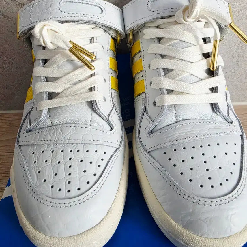 [BUNJANG] Adidas Forum Low White Yellow Crocodile Pattern Sneakers / [박스풀셋] 아디다스 포럼 로우 화이트 엘로우 악어가죽