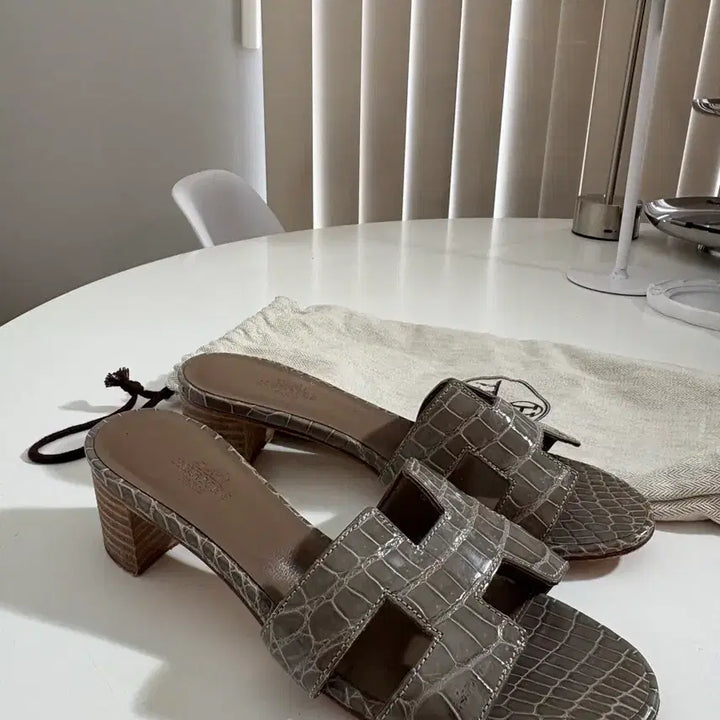 [BUNJANG] Hermes Oasis H Sandal Taupe Embossed Leather Size 36 / [정품/인기모델] 에르메스 오아시스 H 샌들 36 토프