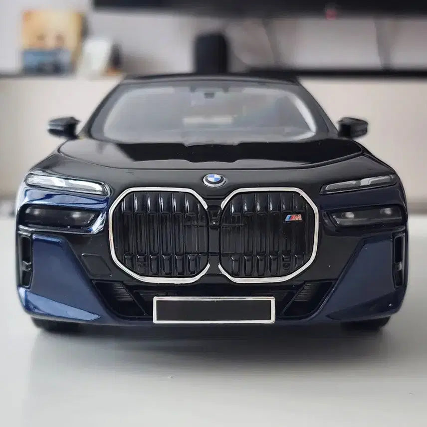 [BUNJANG] Minichamps BMW i7 M70 1:18 Scale Diecast Model / 1:18 미니챔프 BMW i7 M70 블랙&amp;블루 투톤 다이캐스트