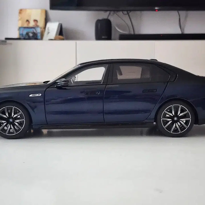[BUNJANG] Minichamps BMW i7 M70 1:18 Scale Diecast Model / 1:18 미니챔프 BMW i7 M70 블랙&amp;블루 투톤 다이캐스트