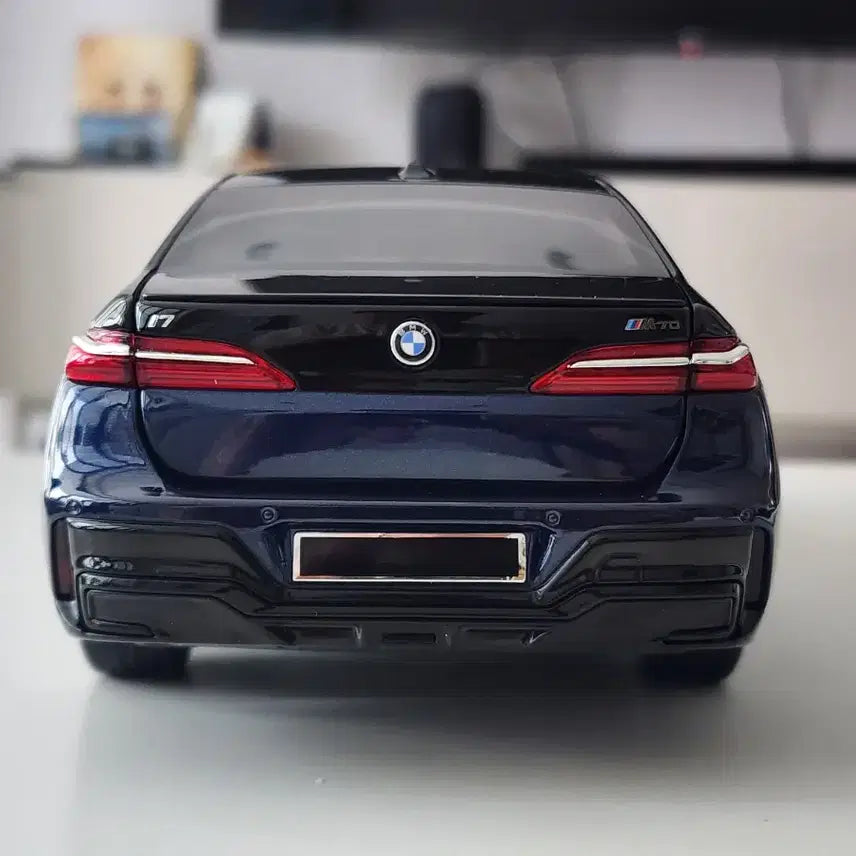 [BUNJANG] Minichamps BMW i7 M70 1:18 Scale Diecast Model / 1:18 미니챔프 BMW i7 M70 블랙&amp;블루 투톤 다이캐스트