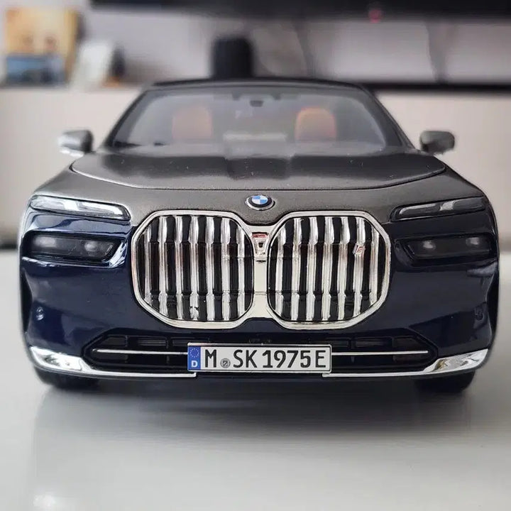 [BUNJANG] 1:18 Minichamps BMW i7 Gray &amp; Blue Two-Tone Dealer Version Diecast Model / 1:18 미니챔프 BMW i7 그레이&amp;블루 투톤 딜러버전 다이캐스트