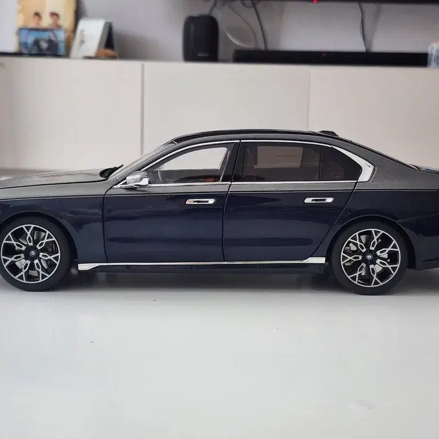 [BUNJANG] 1:18 Minichamps BMW i7 Gray &amp; Blue Two-Tone Dealer Version Diecast Model / 1:18 미니챔프 BMW i7 그레이&amp;블루 투톤 딜러버전 다이캐스트