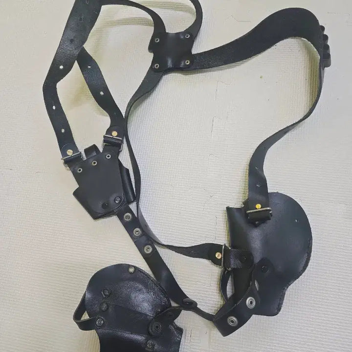 [BUNJANG] Leather Shoulder Holster / 튼튼한 가죽으로 제작된 가죽 홀스터 어깨 총집이에요