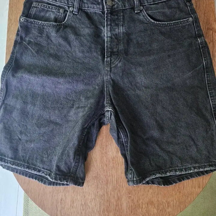 [SOLD OUT] ZARA / 스트레이트핏 데님 버뮤다 팬츠 (블랙) / 44 (남성)