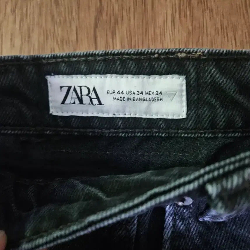 [SOLD OUT] ZARA / 스트레이트핏 데님 버뮤다 팬츠 (블랙) / 44 (남성)