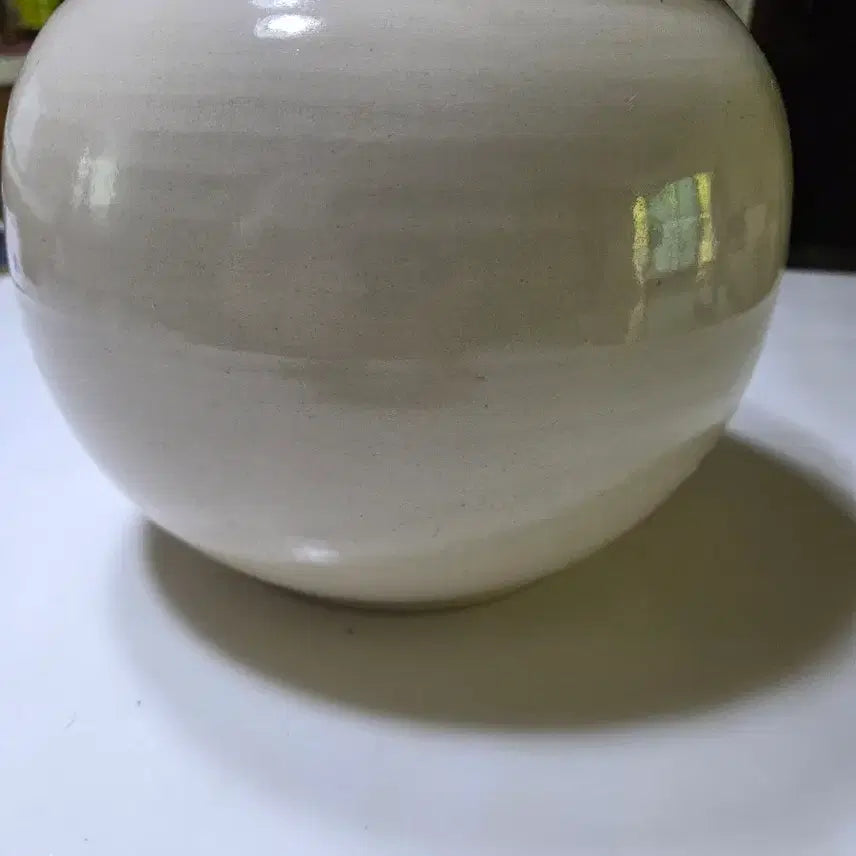 [BUNJANG] White Porcelain Jar with Auspicious Fortune Motif / 중후한 백자 항아리 돈복이 들어오는 귀물