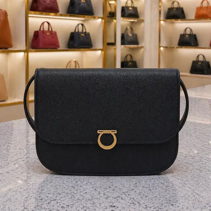 [BUNJANG] Ferragamo Gancini Round Flap Crossbody Bag / [A급] 페라가모 간치니 라운드 플랩 크로스백 판매합니다!!!