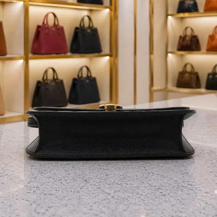 [BUNJANG] Ferragamo Gancini Round Flap Crossbody Bag / [A급] 페라가모 간치니 라운드 플랩 크로스백 판매합니다!!!