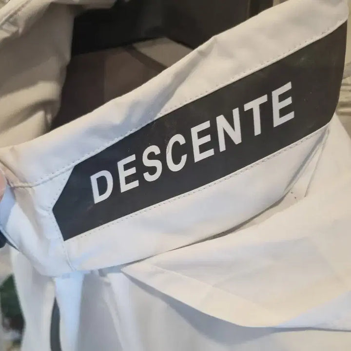 [BUNJANG] Descente White Hooded Windbreaker Jacket / 데상트 화이트 바람막이 후드 자켓