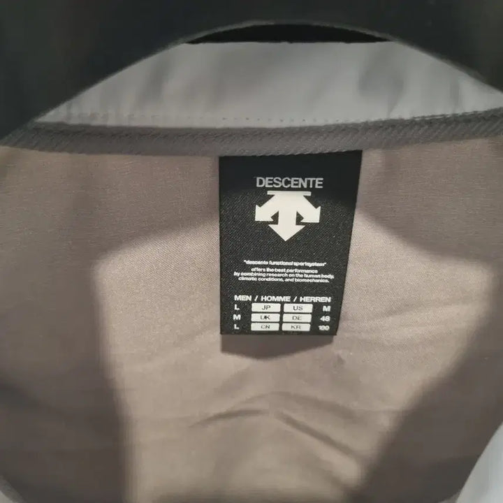 [BUNJANG] Descente White Hooded Windbreaker Jacket / 데상트 화이트 바람막이 후드 자켓