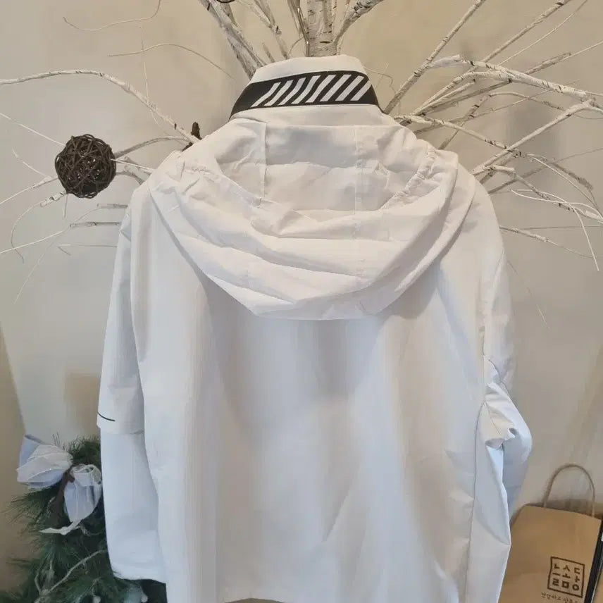 [BUNJANG] Descente White Hooded Windbreaker Jacket / 데상트 화이트 바람막이 후드 자켓