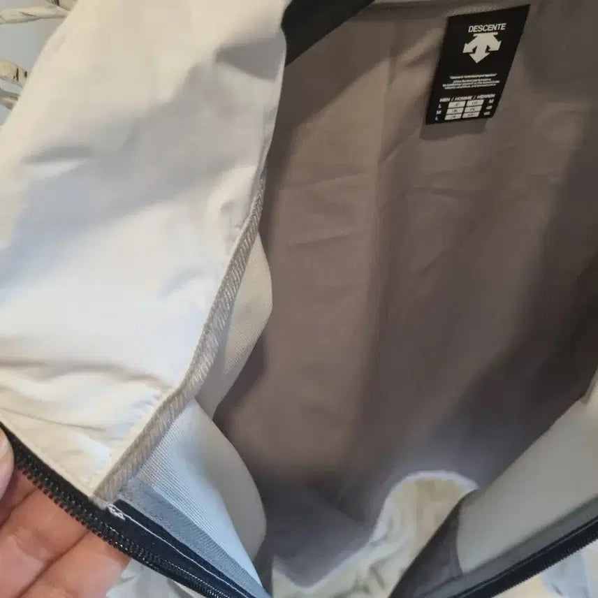 [BUNJANG] Descente White Hooded Windbreaker Jacket / 데상트 화이트 바람막이 후드 자켓