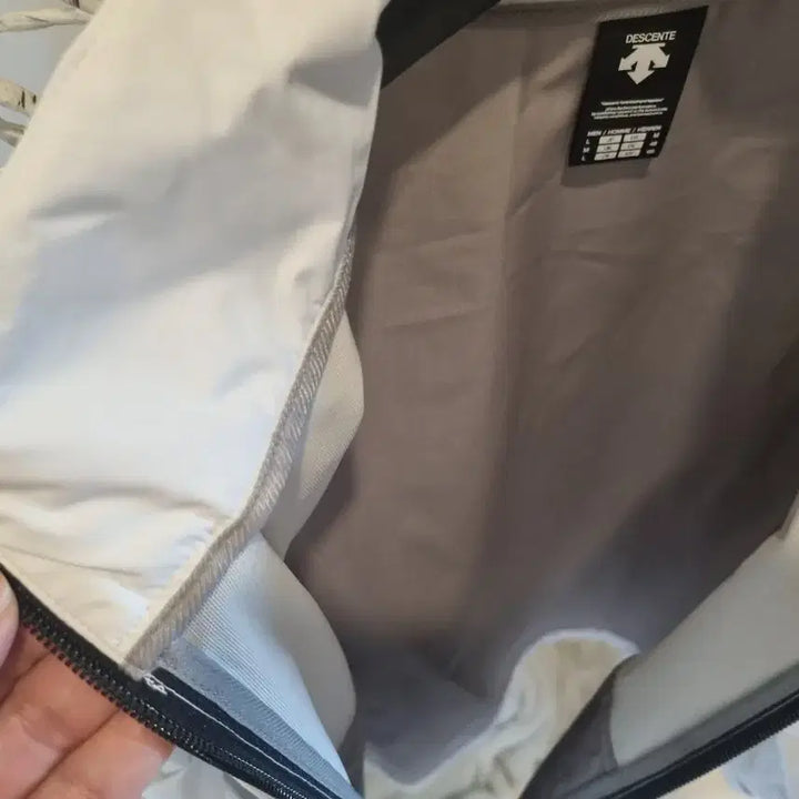 [BUNJANG] Descente White Hooded Windbreaker Jacket / 데상트 화이트 바람막이 후드 자켓
