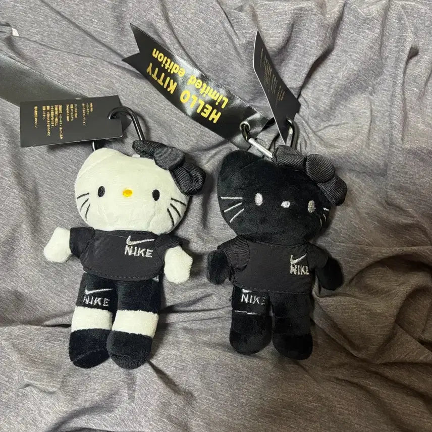 [BUNJANG] Nike Hello Kitty Limited Edition Keychain Doll / 나이키 X 헬로키티 인형 키링 한정판 블랙/화이트