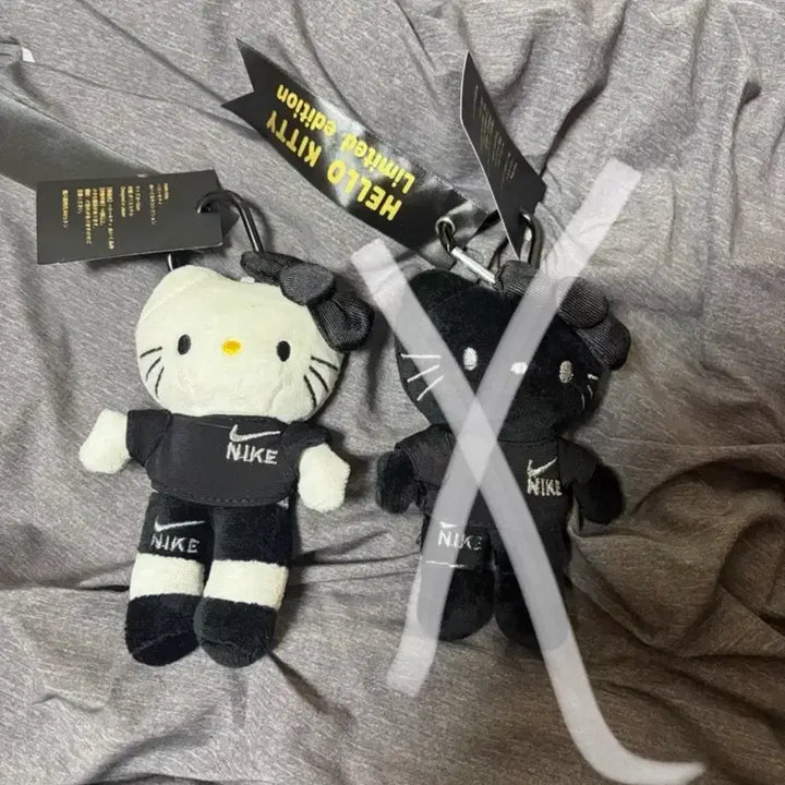 [BUNJANG] Nike Hello Kitty Limited Edition Keychain Doll / 나이키 X 헬로키티 인형 키링 한정판 블랙/화이트