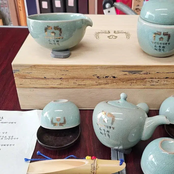 [BUNJANG] Cheongwadae Roh Moo-hyun Phoenix Celadon Teapot Set / 청와대 노무현대통령 봉황 청자 다기세트 새상품입니다.