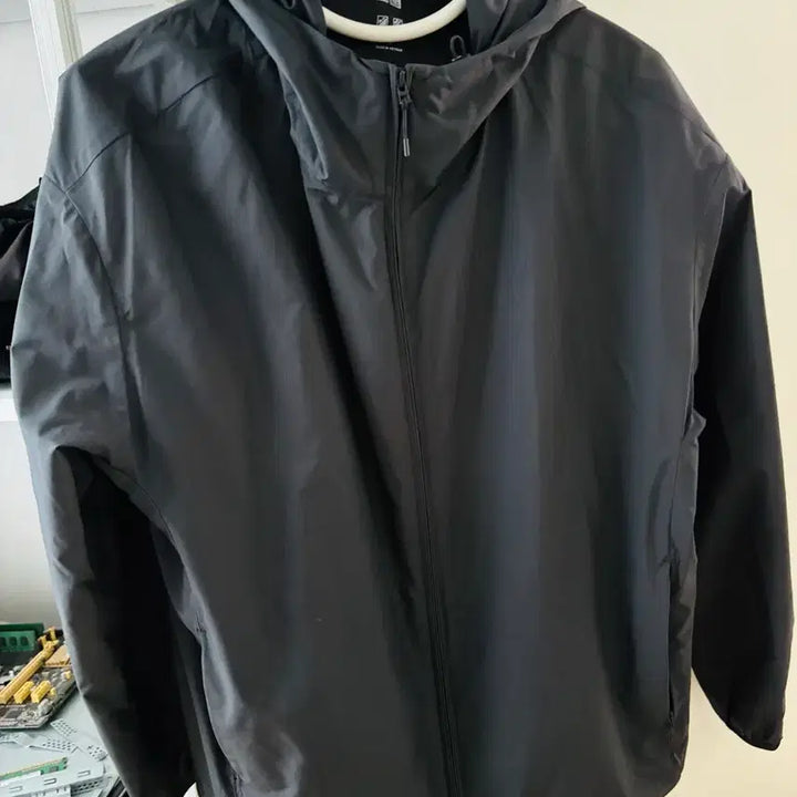 [BUNJANG] Uniqlo Black Hooded Windbreaker / 유니클로 블랙 후드 바람막이