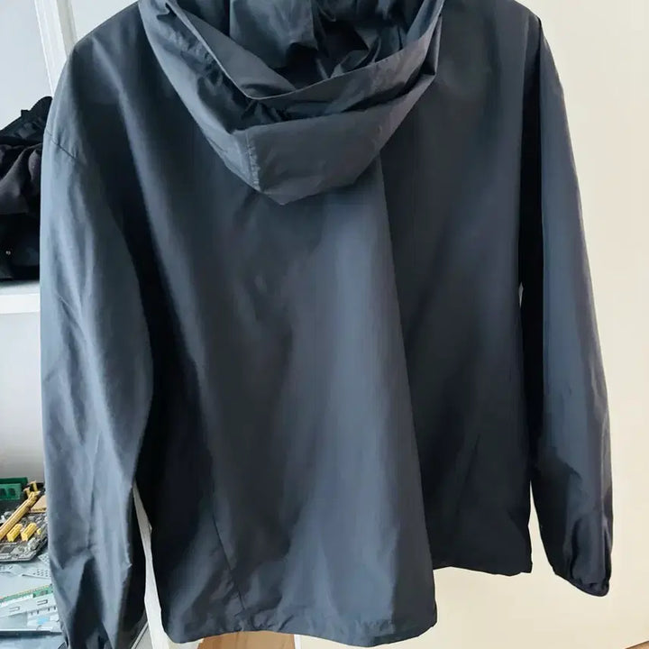 [BUNJANG] Uniqlo Black Hooded Windbreaker / 유니클로 블랙 후드 바람막이