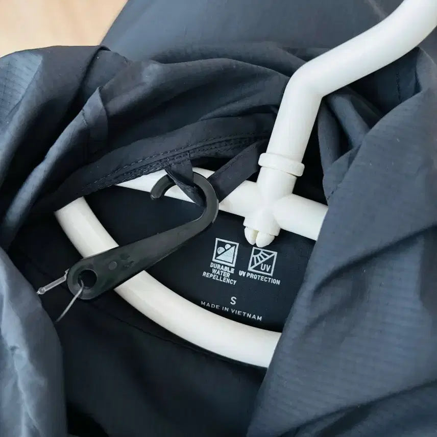 [BUNJANG] Uniqlo Black Hooded Windbreaker / 유니클로 블랙 후드 바람막이