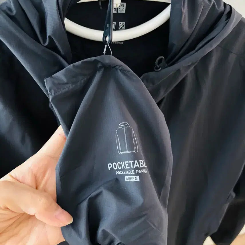 [BUNJANG] Uniqlo Black Hooded Windbreaker / 유니클로 블랙 후드 바람막이