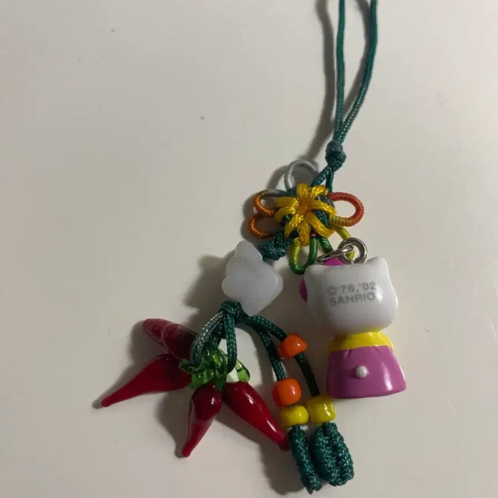 [BUNJANG] Sanrio Hello Kitty Hanbok Chili Ornament Phone Strap / 산리오 정품 헬로키티 한복 고추 장식 핸드폰 스트랩