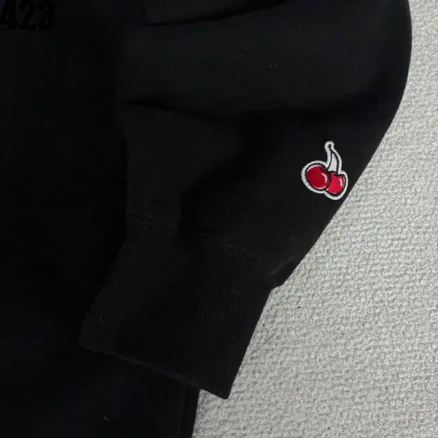 [BUNJANG] Kirsh Big Cherry Black Sweatshirt / 키르시 빅 체리 블랙 맨투맨 1