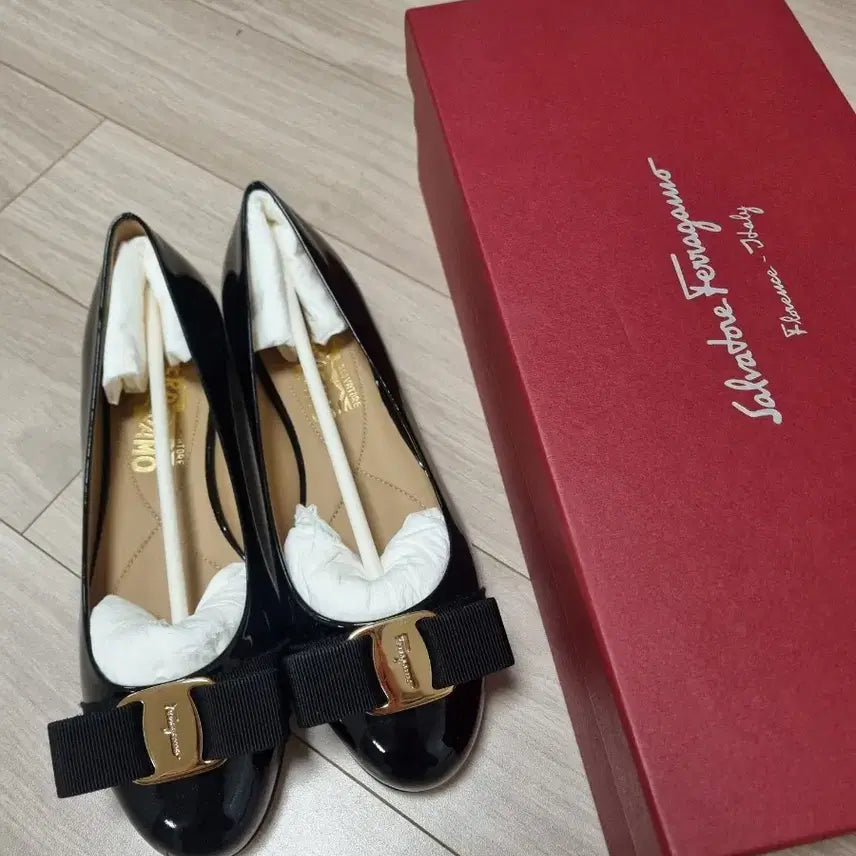 [BUNJANG] Ferragamo Varina Patent Leather Flats / 페라가모 바리나 플랫슈즈 미착용 새상품