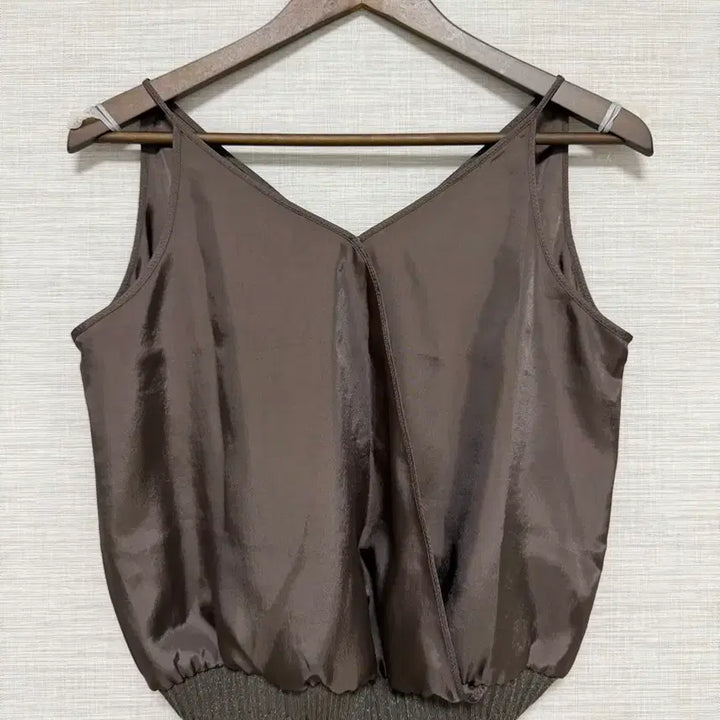 [SOLD OUT] 한섬 타임 브라운 새틴 민소매 탑